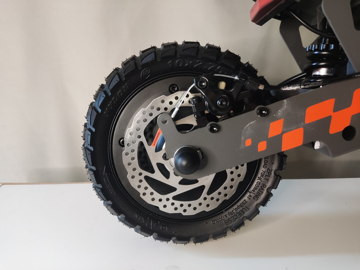 Πατίνι με κινητήρα 800W, ρόδες 10 ιντσών, ρυθμιζόμενες αναρτήσεις και μπαταρία 15ah / 720WH