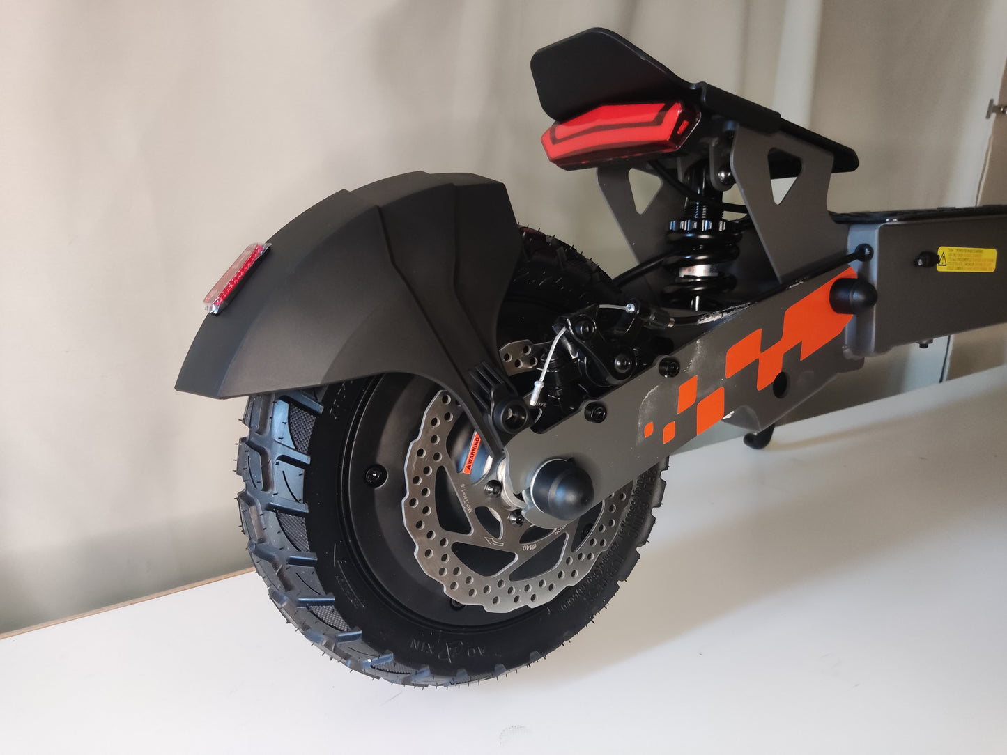 Πατίνι με κινητήρα 800W, ρόδες 10 ιντσών, ρυθμιζόμενες αναρτήσεις και μπαταρία 15ah / 720WH