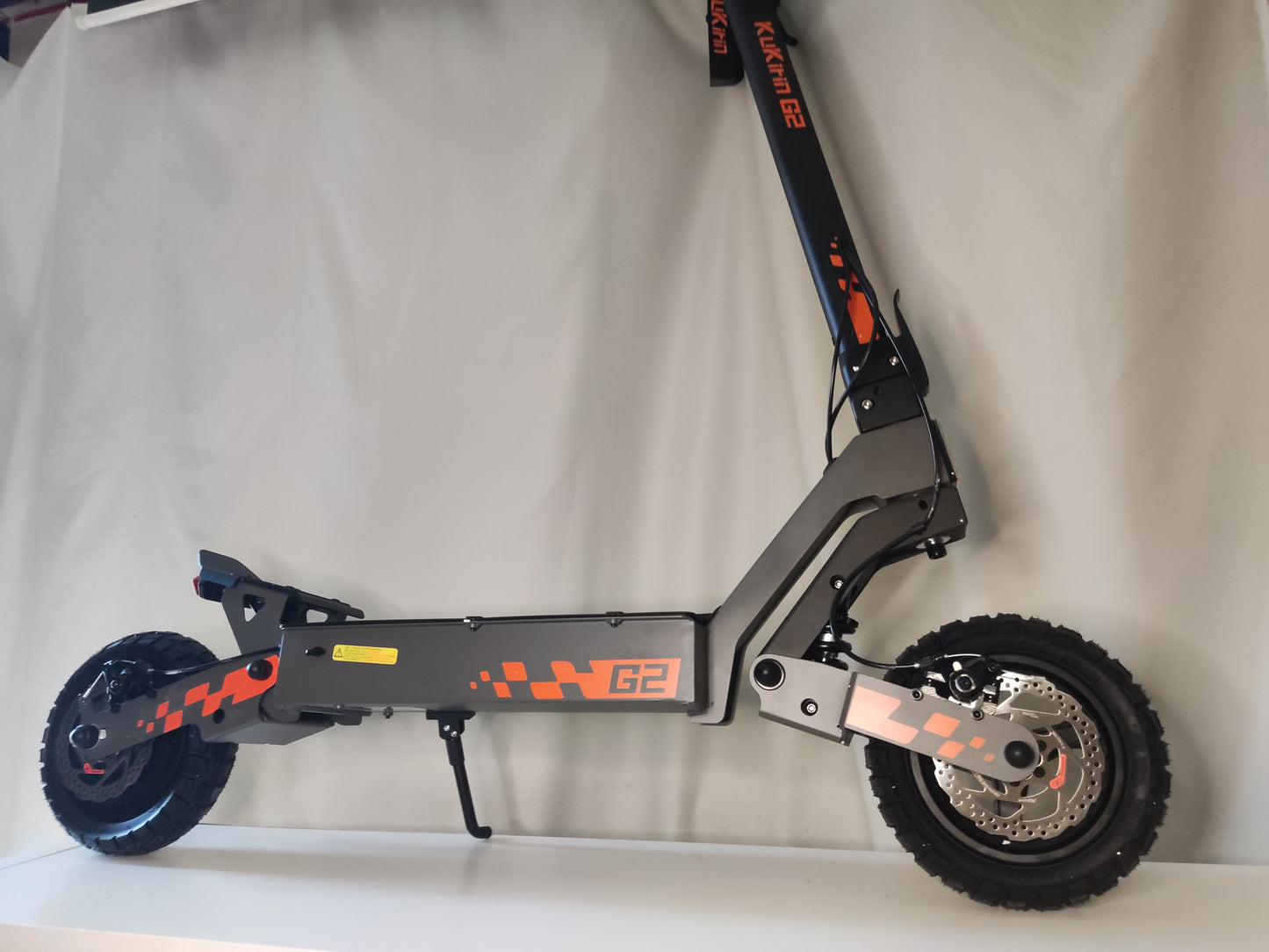 Πατίνι με κινητήρα 800W, ρόδες 10 ιντσών, ρυθμιζόμενες αναρτήσεις και μπαταρία 15ah / 720WH